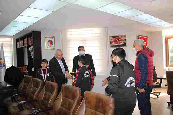 FATİH ORTAOKULU BOCCE TAKIMINDAN BAŞKAN KESKİN’E TEŞEKKÜR ZİYARETİ